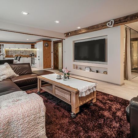 Luxurious And Royal Apartment In The Old Town Bratislava Eksteriør billede