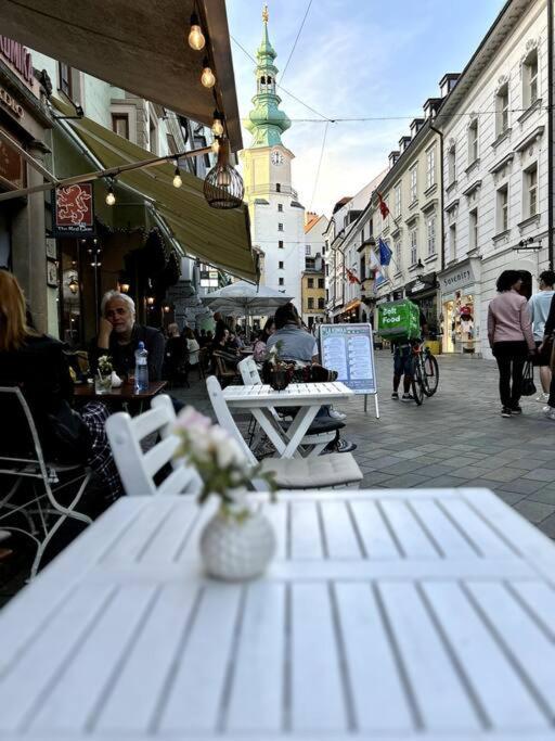 Luxurious And Royal Apartment In The Old Town Bratislava Eksteriør billede
