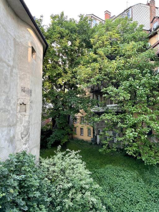 Luxurious And Royal Apartment In The Old Town Bratislava Eksteriør billede